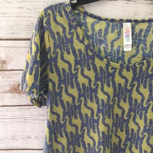 • LuLaRoe Giraffe Classic Shirt •
